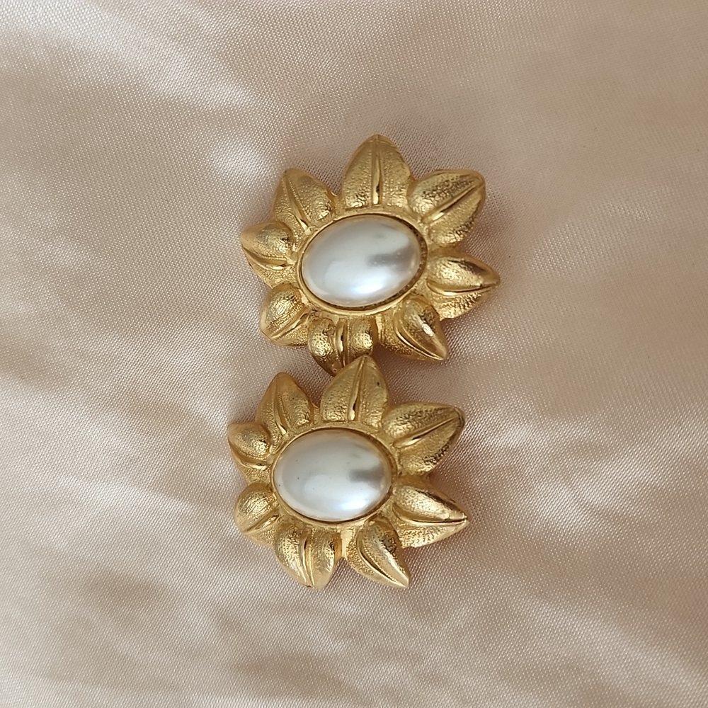 Faux gold and pearl vintage earrings